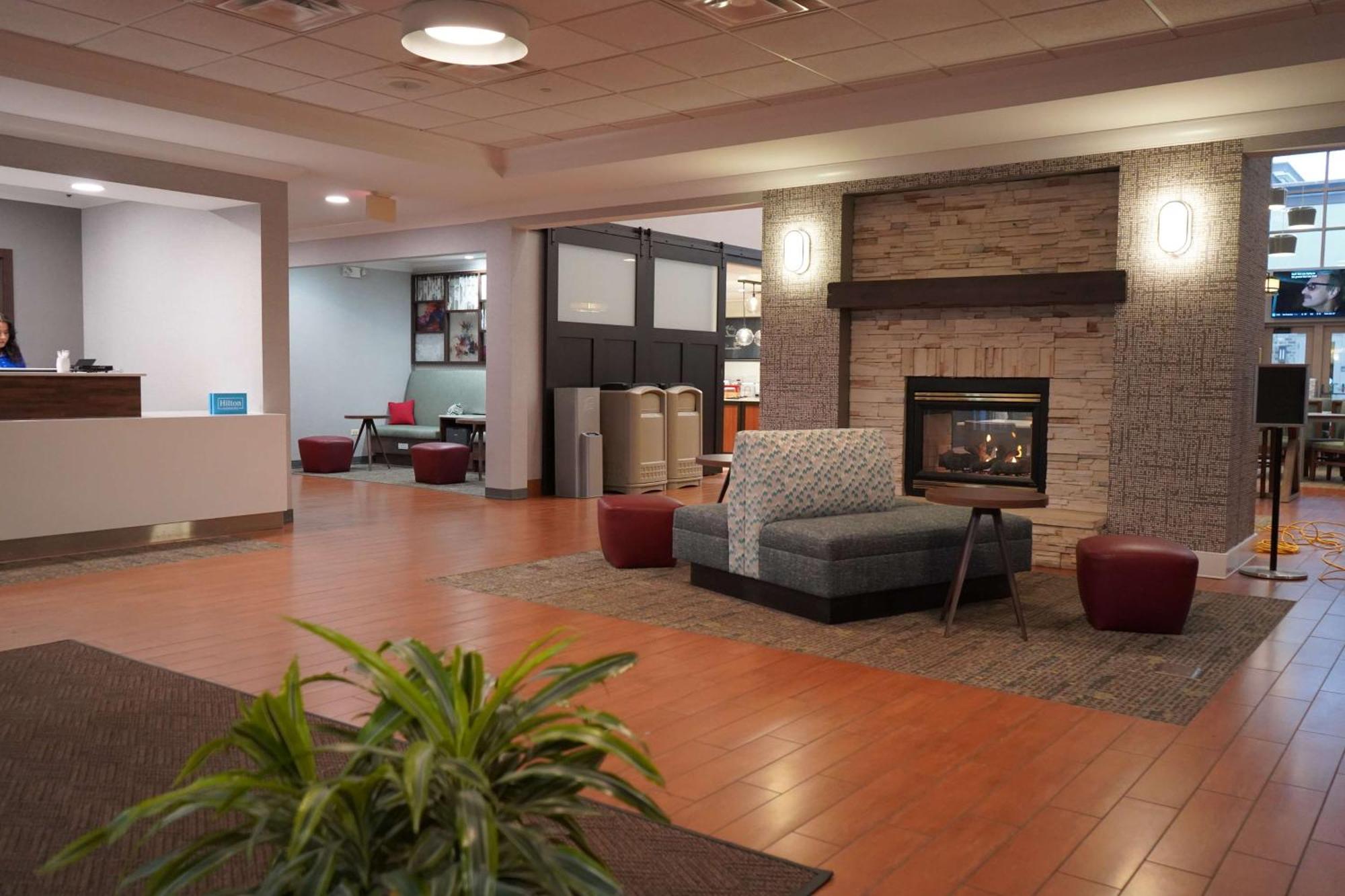 Hampton Inn & Suites Chicago/Орора Экстерьер фото
